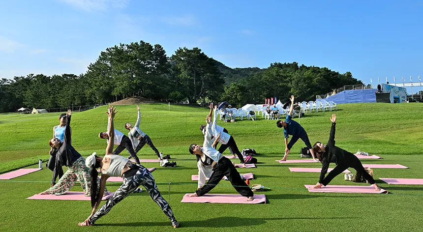 コース上でヨガをする様子