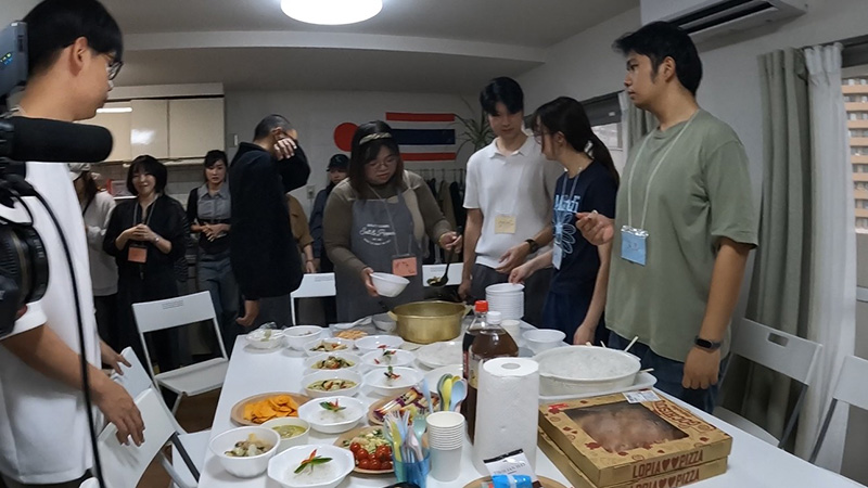 タイの大学生たちが食卓を囲っている様子
