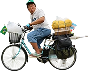 自転車をこぎながら振り返るふっくん