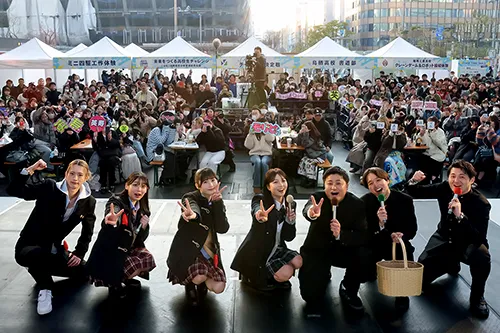 2025年の写真：MC・ゲストとみなさんの集合写真