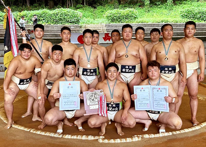 希望が丘高校相撲部の集合写真