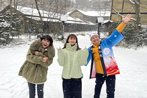 「西本美恵子」「松岡はな」「えとう窓口」のスリーショット