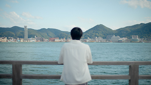 写真：海辺にたたずむ浩平