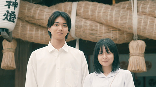 写真：宏美と直樹、神社での2ショット