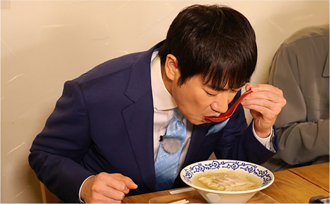 豚骨ラーメンを食べる羽鳥さん