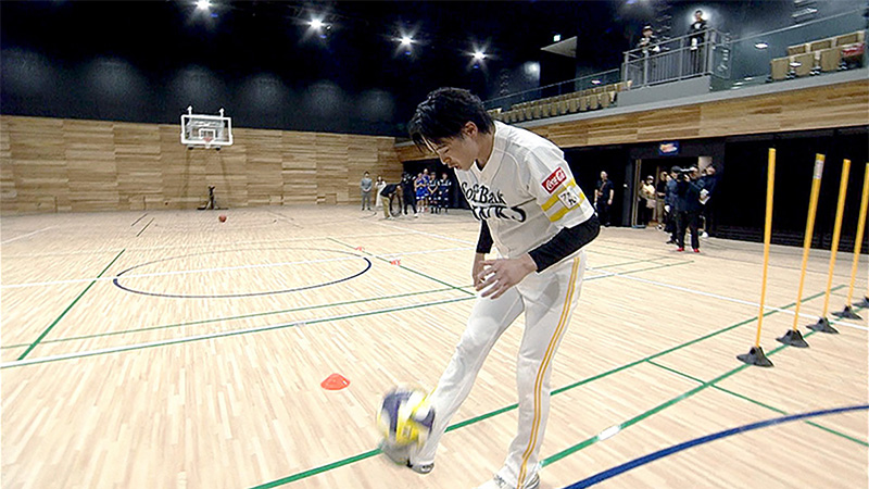 バレーボールを使った競技で、足でボールを扱っている福岡ソフトバンクホークスの選手