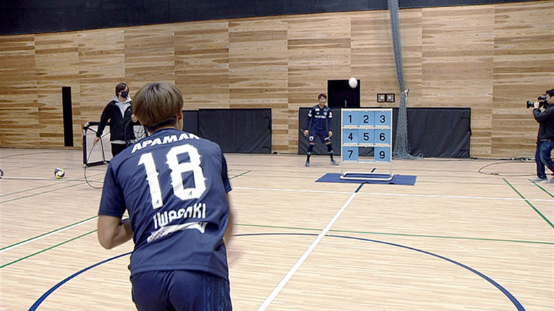 ストラックアウトをしているアビスパ福岡の選手