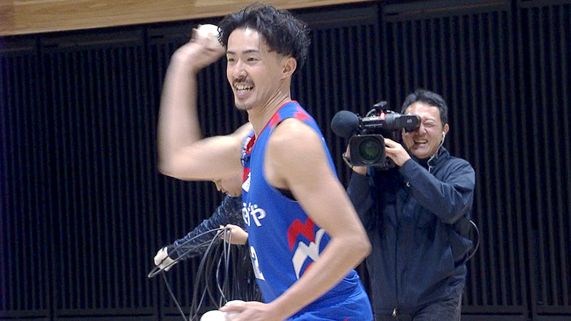 野球ボールを投げてようとしているライジングゼファー福岡の選手