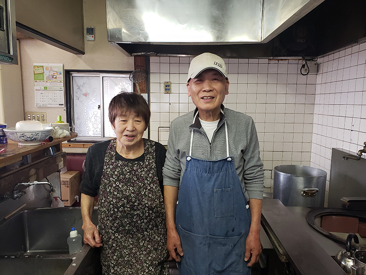 本村さんご夫婦。約28年前に脱サラしてラーメンの道に。「豚骨や麺、醤油などの材料、作り方も創業時からなんにも変えていません」