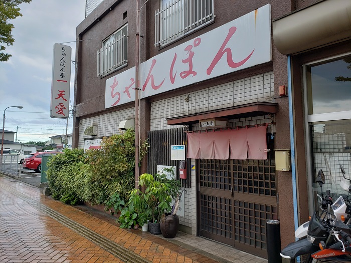 店横に駐車場4台あり