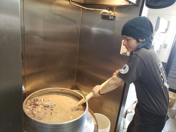 「天龍ラーメン」店主・森崎龍之介さん。祖父母から店を継承した。 店を訪れたのは定休日の木曜。休みの日もスープの火入れ、攪拌を行う