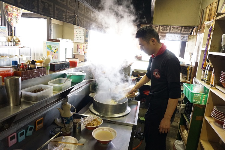 宮若市の老舗製麺所から仕入れる麺を大釜で泳がせる。「古い常連さんに、前より旨くなった、と言われた時が一番嬉しいですね」と山路さん