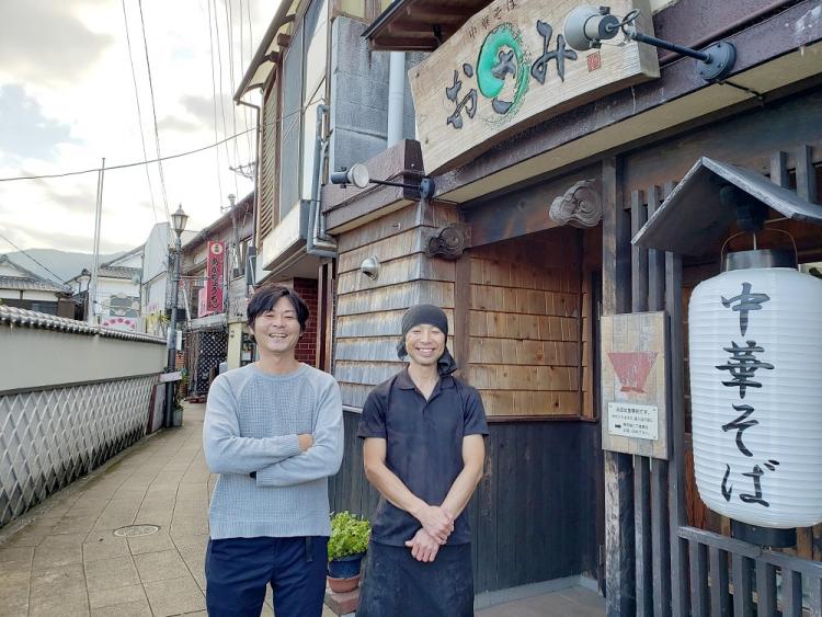 店主の鹿田修さん（右）と筆者（左）