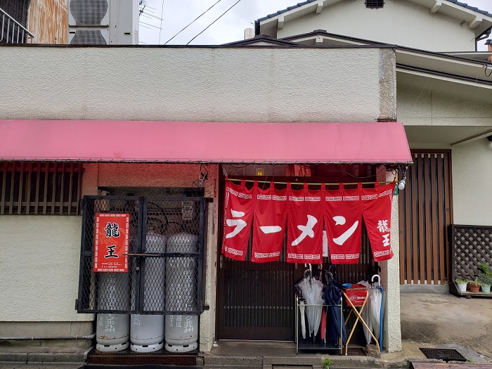 戸畑区正津町の細路地。少し離れた場所に駐車場がある