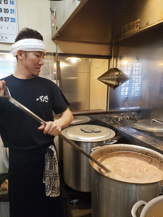 店主の児島豪さん。大量の豚骨を砕き、目の細かい網で何度も濾すことで濃厚濃密なスープになる。まさに一骨入魂！