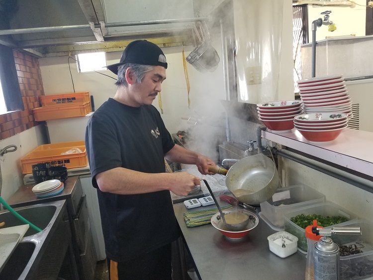 店主の宇都宮さん。「3種の豚骨ラーメンのほか、塩ラーメン、ちゃんぽんも用意しています。駐車場も広く入りやすいのでぜひ！」