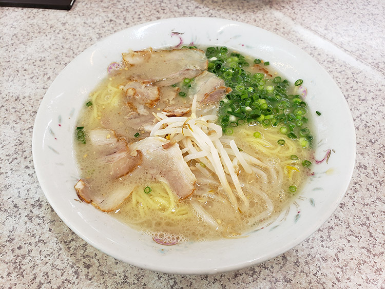 「ラーメンの横綱 勝山」の豚骨ラーメン（550円）。薄くスライスした豚バラチャーシュー、モヤシ、地元産「勝山ネギ」がのる