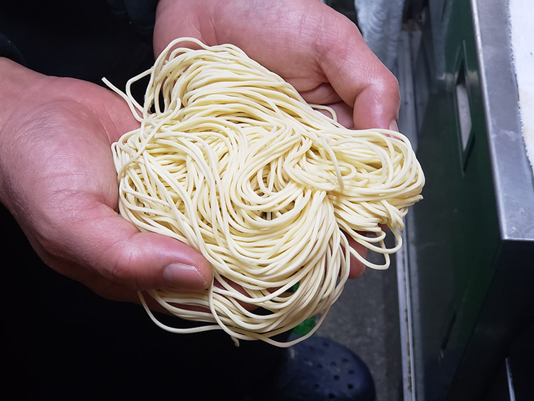 「富龍らーめん」の自家製麺。小麦の香りフワリ。食感、のど越しもいい