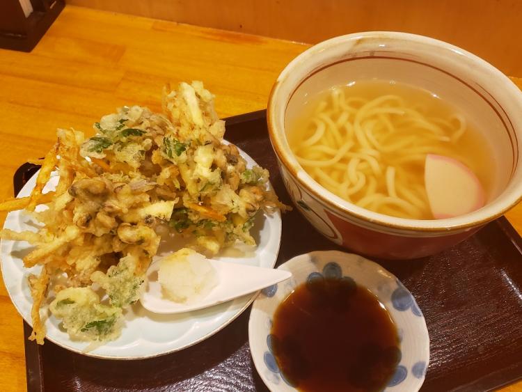 「味処 峠茶屋」では、しじみのかき揚げが付いたうどん（￥814）が名物