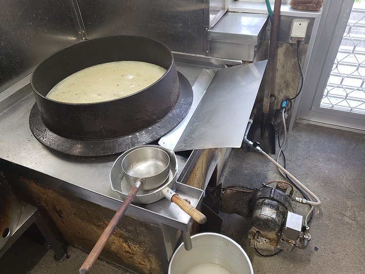 スープ室を見せてくれた。灯油バーナー、巨大な羽釜を使い、芳醇な豚骨スープをとる。「いつ、どの時間食べても変わらない味のスープ」を目指している