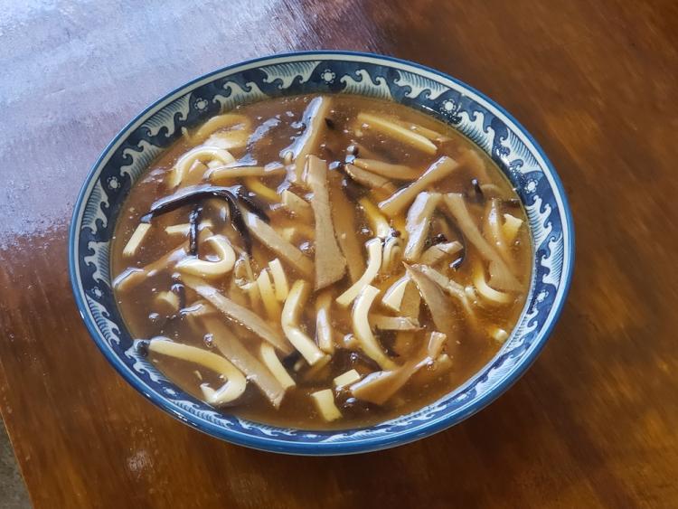 この日の創作麺はサンラータンメン（780円）。すべての創作ラーメンに共通するのが具だくさんであること。麺量は150gある