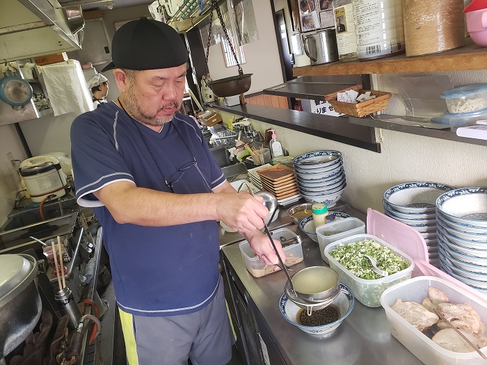 「しる商人」店主の滝口昇さん。全国各地のラーメンやご当地料理を食べ歩いた経験をもとに、さまざまな創作麺を編み出してきた