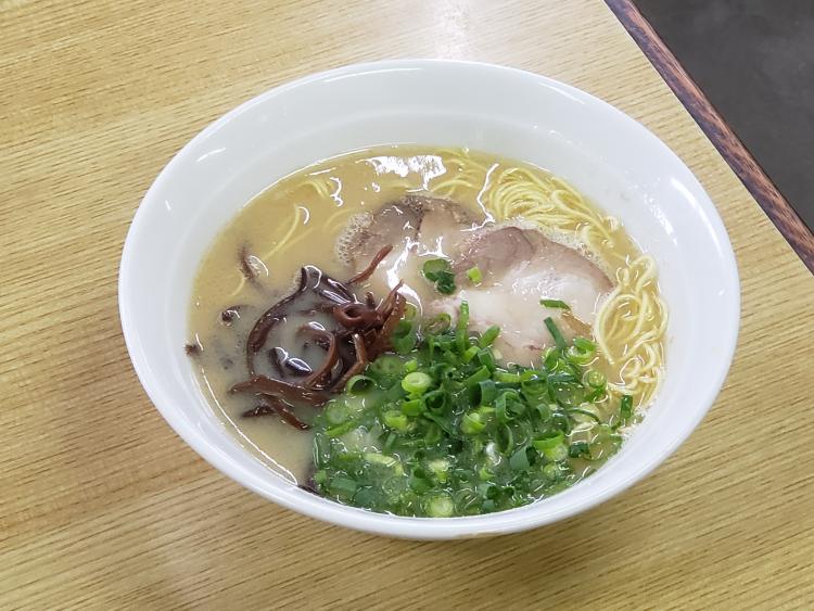 「扇龍」のラーメン（450円）。コスパ優秀の名豚骨