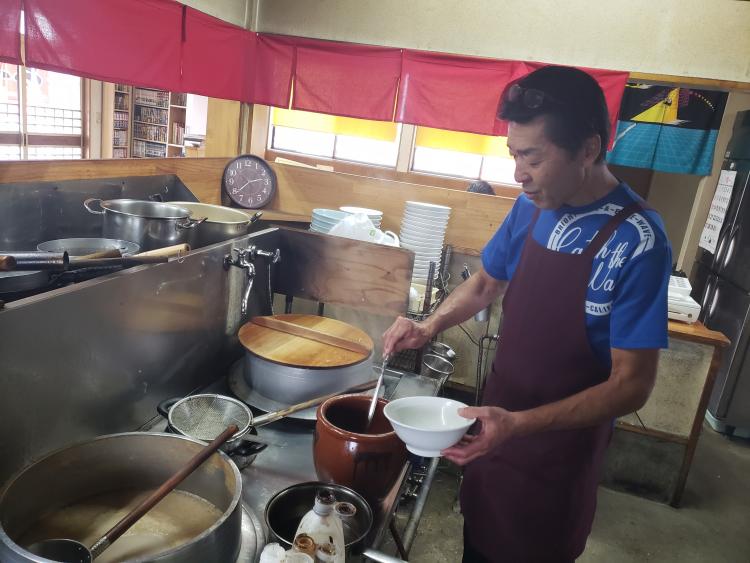 「扇龍」店主の水田龍正さん。「さっぱり、やわらかい味の豚骨ラーメン。飽きのこない一杯です」