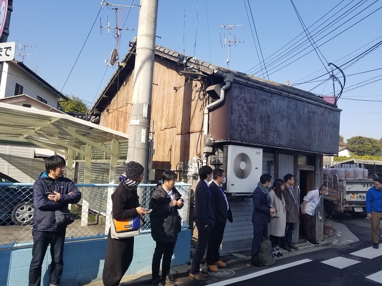 平日の10:00前にも関わらずこの行列。噂を聞きつけ全国から客が来る