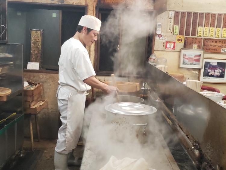 「ふくちゃんラーメン」の店主・榊伸一郎さん。寡黙なラーメン職人。何回か通うと、チラリと顔を見て微笑んでくれる。無言の会話が楽しい