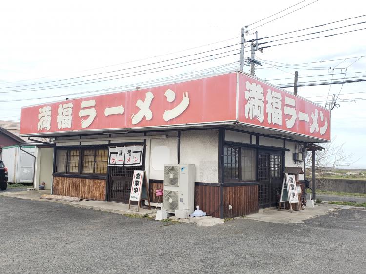 赤い看板に白いのれん。もとトラック運転手だった先代が、駐車場の広いロードサイド店にこだわり開業した。長距離ドライバーの客も多い