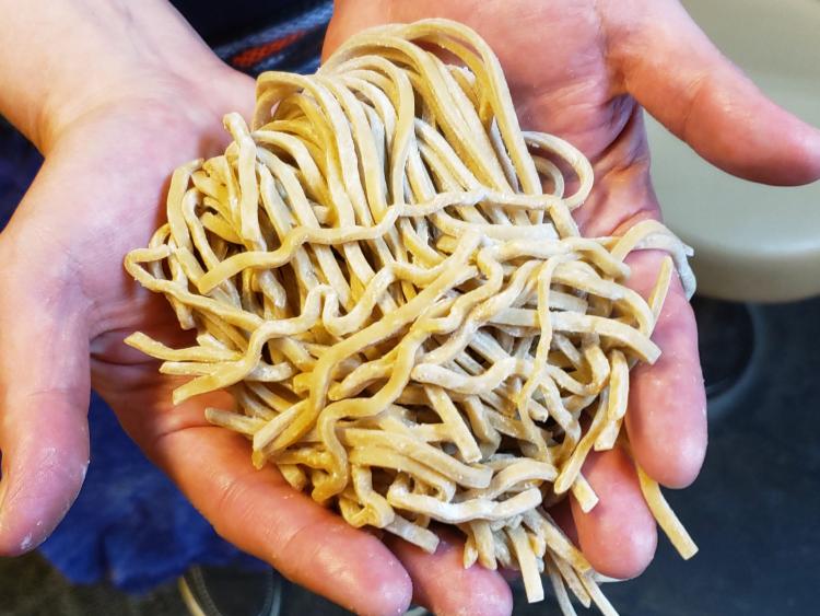 自家製の極太麺。数種の小麦をブレンドして作る