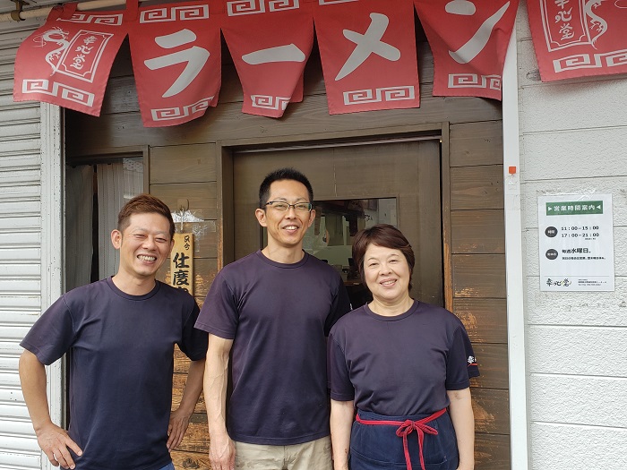 「幸心堂」の藤野亮一さん（左）、兄の和哉さん（中）、母のトモ子さん（右）