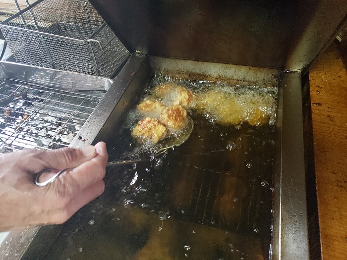 唐揚げは、ショウガ焼きなどにも使う甘く濃厚な醤油ニンニクダレに半日漬け込む