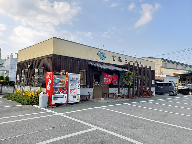 ゆめタウン大川の近くにある。駐車場が広く入りやすい