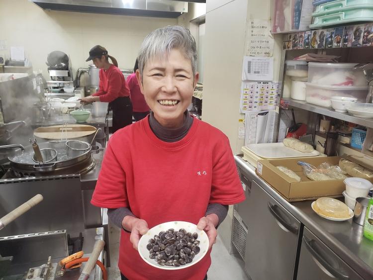 「らーめん咲ら」店主の楠木小百合さん。「大任町といえばしじみ。道の駅にはしじみメニューやみやげが充実していますよ」