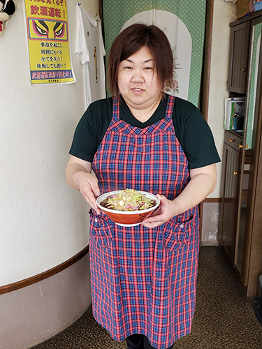 娘のあかねさんも店を手伝っている。「ちゃんぽん、からあげのほか、予約制でハモ料理も楽しめますよ」