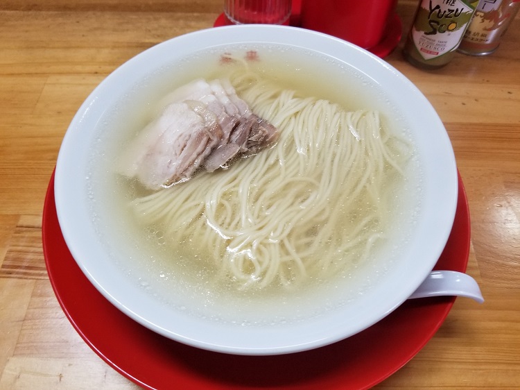 スープの材料は豚骨と水のみ。チャーシューは豚バラやロース肉、イベリコ豚になる日もある。麺量130gの並が￥600、180gの大が￥700