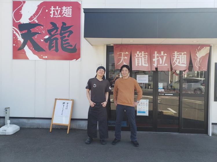 店主・森崎龍之介さんと（左）と筆者（右）