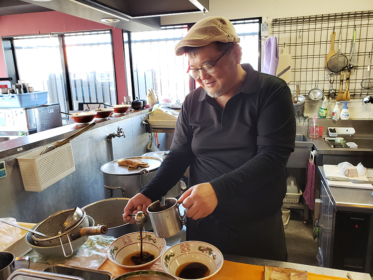 店主の緒方優さん（昭和47年田川出身）。ラーメン好きが高じて脱サラ後、41歳で自身の店を開いた