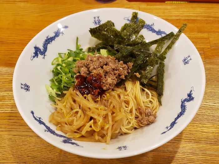 まぜそば風の「レスラー麺」（￥650）。プロレスラーが作るから“レスラー”、スープが“レス”ラー麺。ダジャレである笑