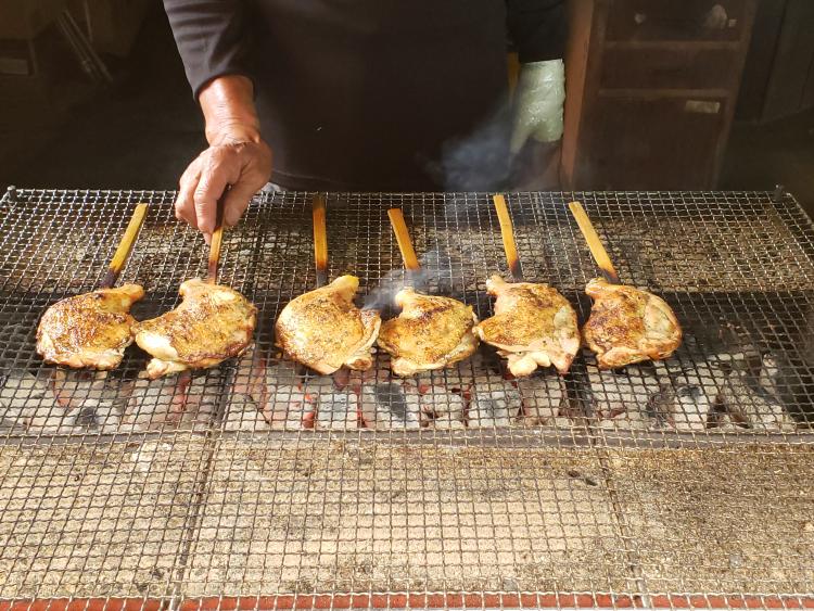 鶏もも焼きは1本￥500。ジュジュリ炭火で焼くライブ感もいい。持ち帰りもできる