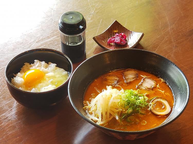 赤ラーメンと朝どれ卵TKGの最強タッグ。「アンジュ」　年間300杯！  豚骨戦士　福岡のラーメンを斬る！VOL.22VTR～ふるさとWish 福岡県東峰村～