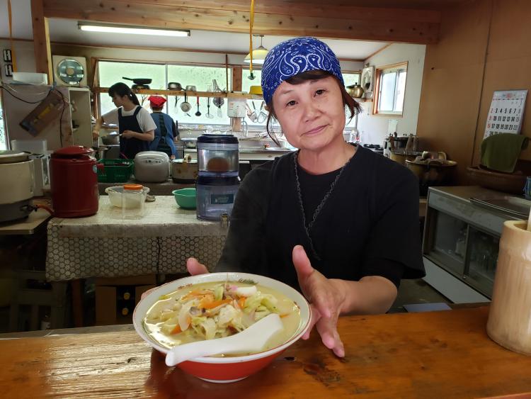 スタッフの原珠美さん。「チャンポンは野菜たっぷり。かも汁も人気です」