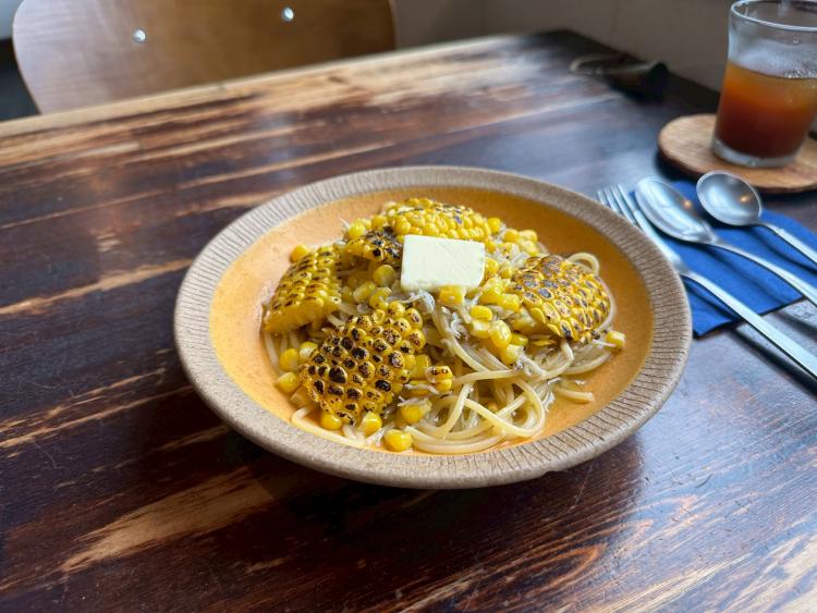 予約必須！ビルの階段を3階まで上がった隠れ家カフェで味わう、夏の贅沢＆絶品パスタ（福岡市中央区）【まち歩き】