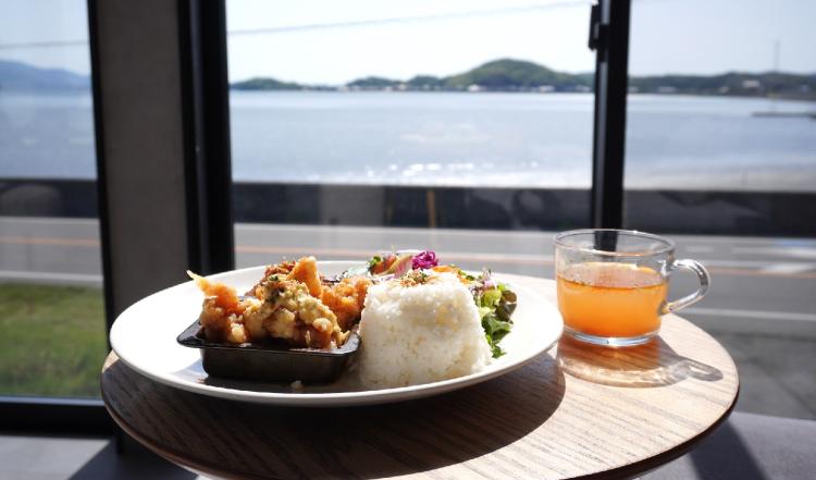親子連れの救世主！嬉しいキッズメニューとゆったりソファで糸島の海を眺める癒やし時間『無垢-muku-cafe』18時までランチOK（糸島市）【グルメ】