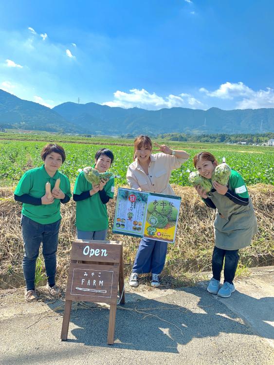 永田祐子さん（右）、みやこFARMスタッフのみなさん、上田リポーター（中右）