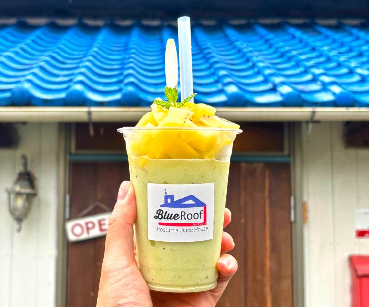 おしゃカフェ発見！糸島の青い屋根「Blue Roof」で夏限定の贅沢キウイスムージーを実食♡（福岡・糸島市）【まち歩き】