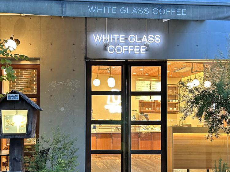 【まち歩き】『WHITE GLASS COFFEE』女子ウケメニュー宝庫カフェ！緑の中でコーヒー＆フードを堪能。