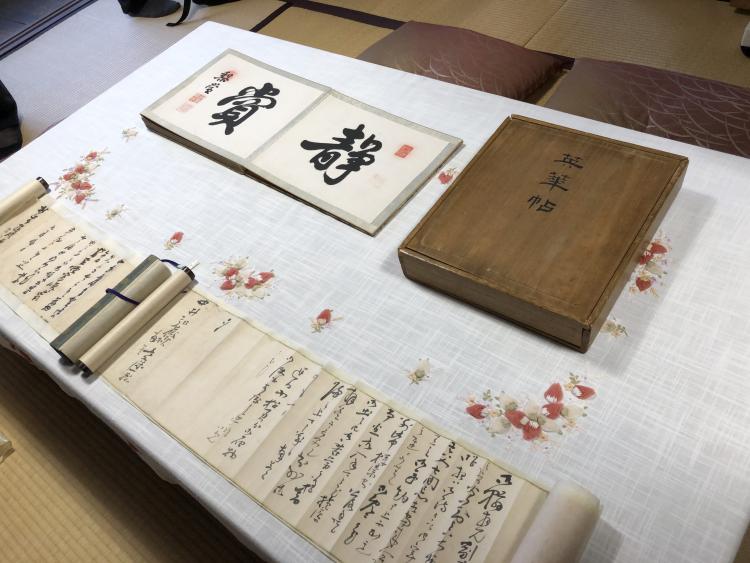 手前の巻物が松屋に代々伝わる西郷隆盛の直筆の書　「お元気ですか？」のような感じで書かれているそう